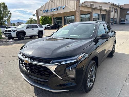 Mosaic Black Metallic 2025 Chevrolet Trax LT