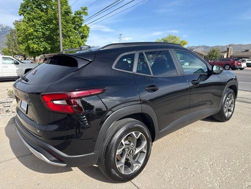 Mosaic Black Metallic 2025 Chevrolet Trax LT