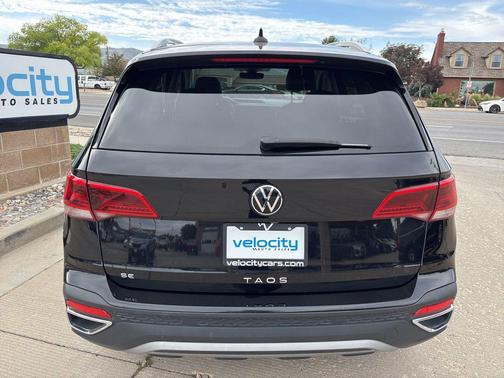 Deep Black Pearl 2024 Volkswagen Taos 1.5T SE