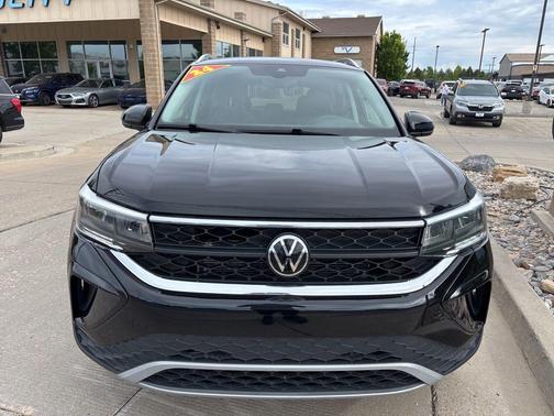Deep Black Pearl 2024 Volkswagen Taos 1.5T SE