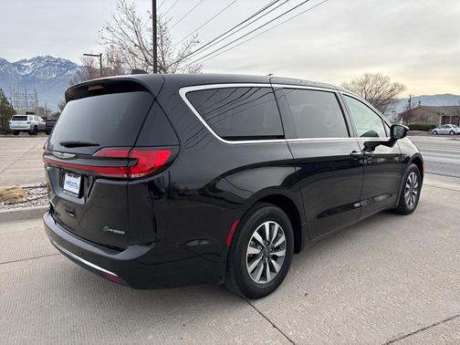 2024 Chrysler Pacifica Hybrid Select