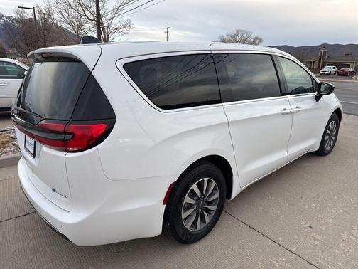 2024 Chrysler Pacifica Hybrid Select