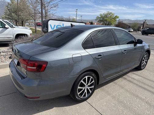 Platinum Gray Metallic 2017 Volkswagen Jetta 1.4T SE