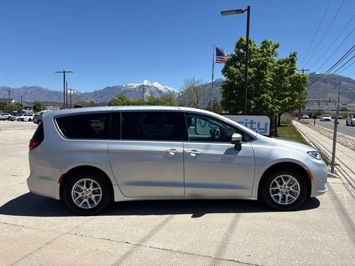 Silver Mist Clearcoat 2023 Chrysler Pacifica Touring L