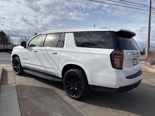 2023 Chevrolet Suburban LT