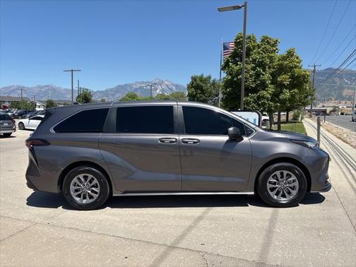 2023 Toyota Sienna LE