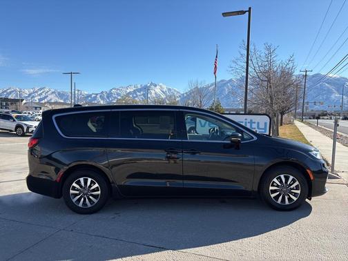 2024 Chrysler Pacifica Hybrid Select