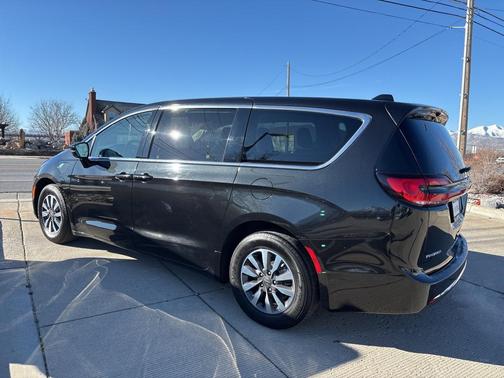 2024 Chrysler Pacifica Hybrid Select