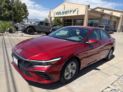 2024 Hyundai ELANTRA SE