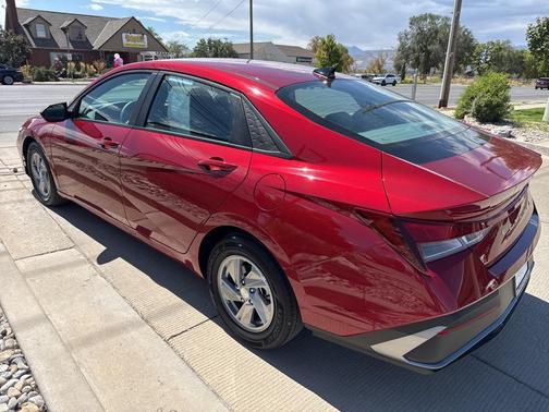 2024 Hyundai ELANTRA SE