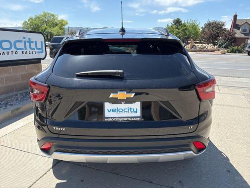 Mosaic Black Metallic 2025 Chevrolet Trax LT