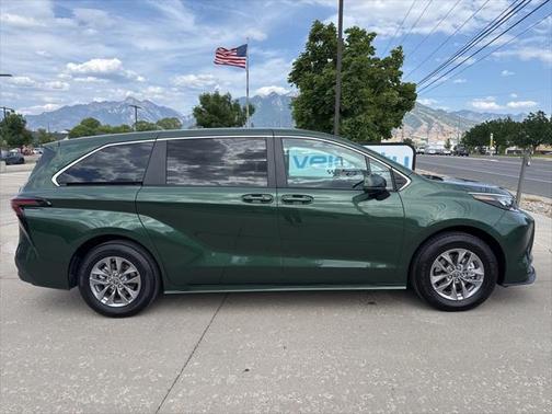 2024 Toyota Sienna LE