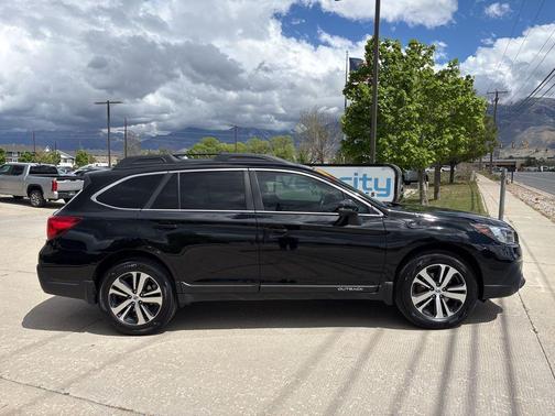 Crystal Black Silica 2018 Subaru Outback 3.6R Limited
