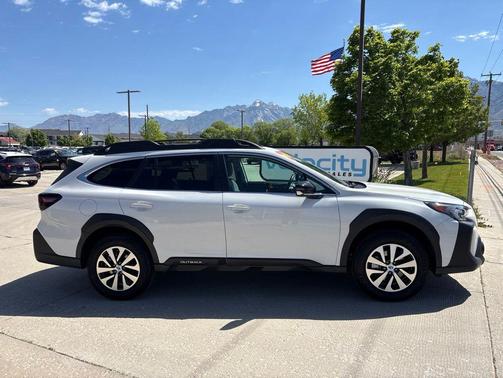 Crystal White Pearl 2025 Subaru Outback Premium