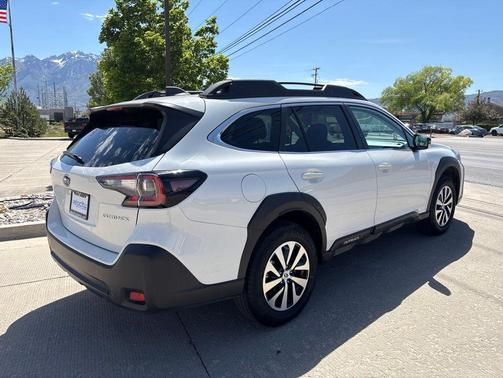 Crystal White Pearl 2025 Subaru Outback Premium