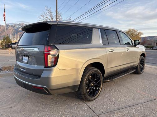 2023 Chevrolet Suburban LT