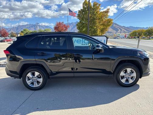 2025 Toyota RAV4 Hybrid XLE