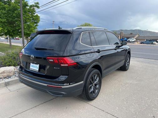 Deep Black Pearl 2022 Volkswagen Tiguan 2.0T SE 4MOTION