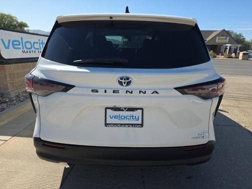2023 Toyota Sienna LE