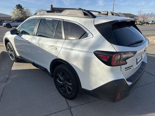 Crystal White Pearl 2022 Subaru Outback Onyx Edition XT