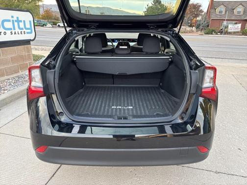 2022 Toyota Prius LE