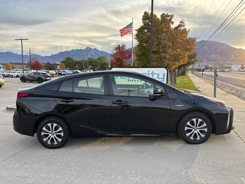 2022 Toyota Prius LE