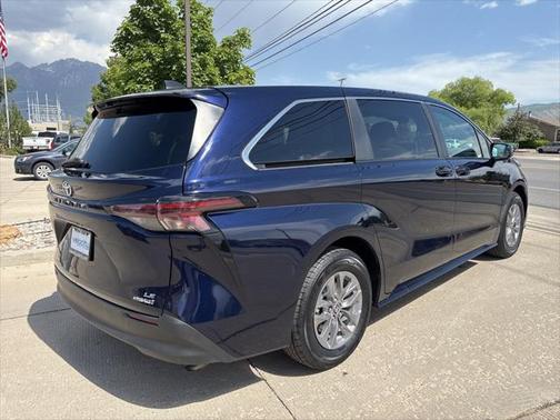 2024 Toyota Sienna LE