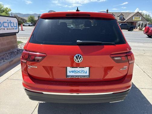 Orange Metallic 2018 Volkswagen Tiguan 2.0T SE 4MOTION