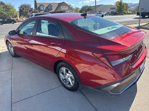 2024 Hyundai ELANTRA SE