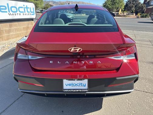 2024 Hyundai ELANTRA SE