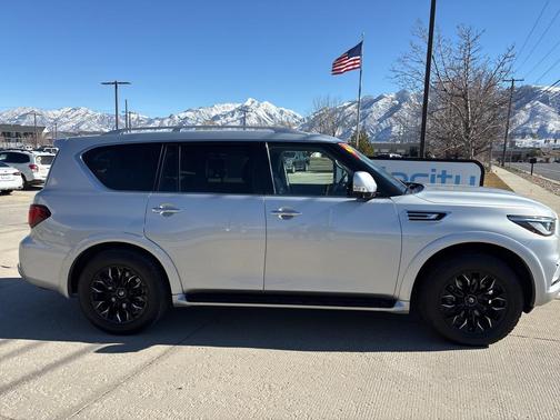 2021 INFINITI QX80 Luxe