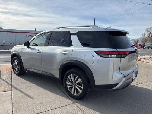 2025 Nissan Pathfinder SL 4WD