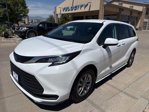 2023 Toyota Sienna LE
