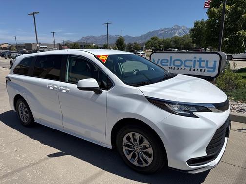 2023 Toyota Sienna LE