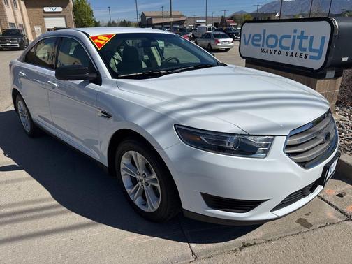 Oxford White 2018 Ford Taurus SE