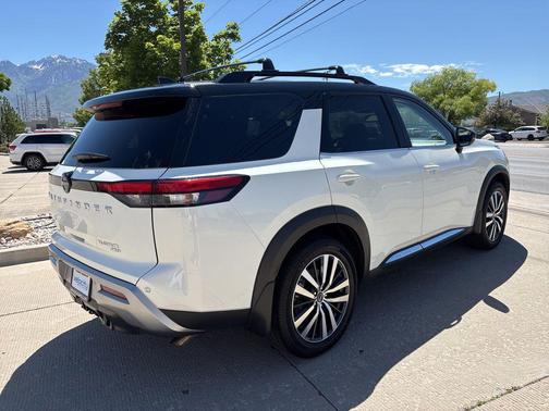 Pearl White Tricoat/Super Black 2022 Nissan Pathfinder Platinum 4WD