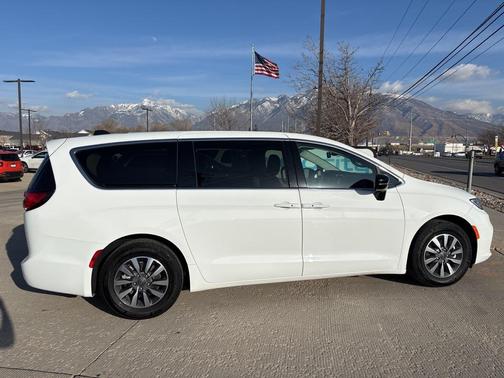 2024 Chrysler Pacifica Hybrid Select