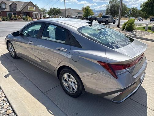 2024 Hyundai ELANTRA SE