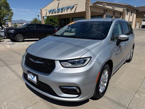 Silver Mist Clearcoat 2023 Chrysler Pacifica Touring L