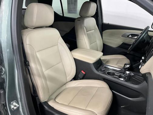 Silver Sage Metallic 2022 Chevrolet Traverse LT Leather