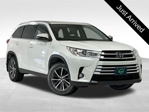 White 2019 Toyota Highlander XLE