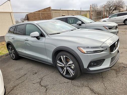 2025 Volvo V60 Cross Country Plus