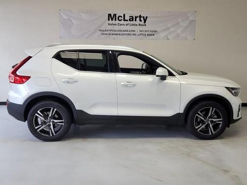 2025 Volvo XC40 B5 Core Bright Theme