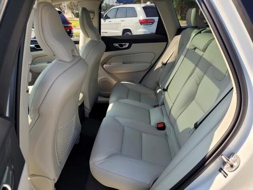 2025 Volvo XC60 Plug-In Hybrid T8 Ultra