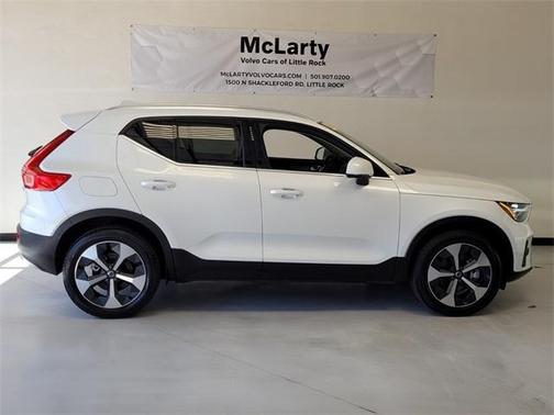 2024 Volvo XC40 B5 Plus Bright Theme