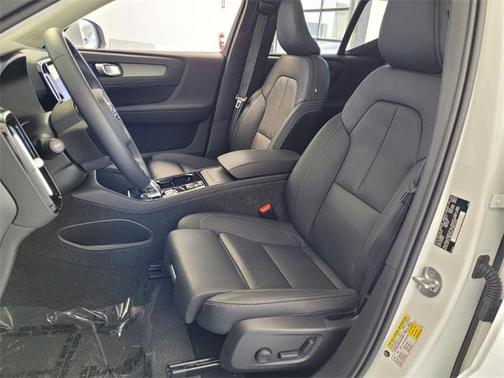 2024 Volvo XC40 B5 Plus Bright Theme