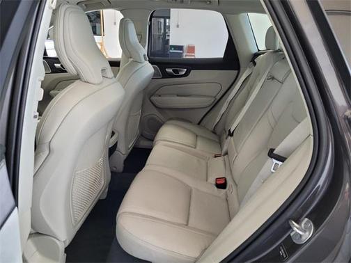 2024 Volvo XC60 B5 Ultimate Dark Theme