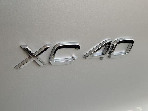 2025 Volvo XC40 B5 Plus Bright Theme
