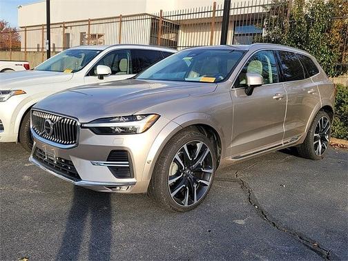 2023 Volvo XC60 B5 FWD Ultimate Bright