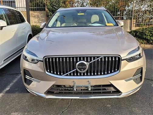 2023 Volvo XC60 B5 FWD Ultimate Bright